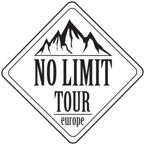 Logo ve tvaru kosočtverce se siluetou hory nad tučným nápisem NO LIMIT TOUR a slovem europe pod ním, vše v černé a bílé barvě.