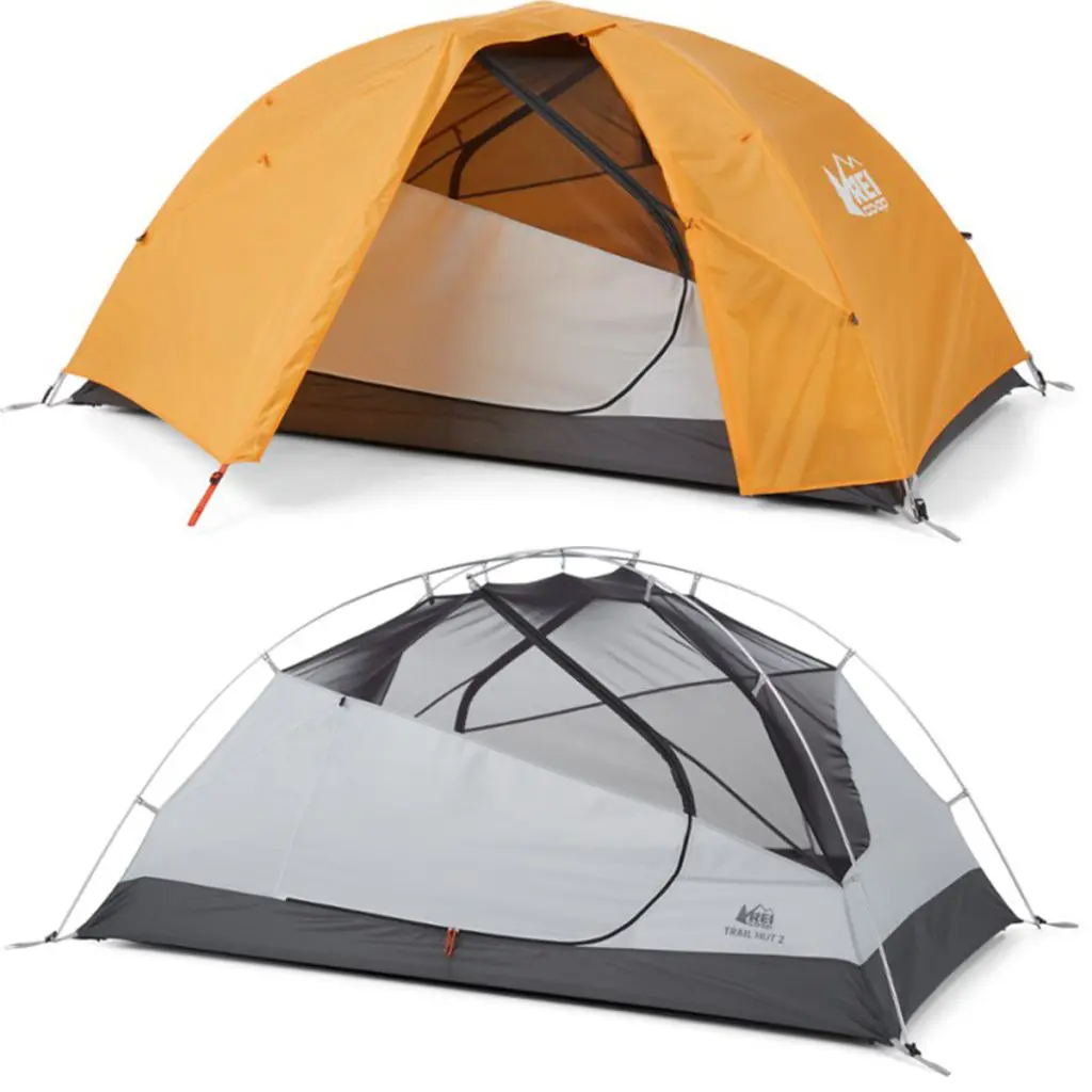 Dva obrázky stanu REI Trail Hut pro 2 osoby: na horním je stan kompletně sestavený s oranžovou pláštěnkou a na spodním je stan bez pláštěnky, kde je vidět síťovaná stříška.