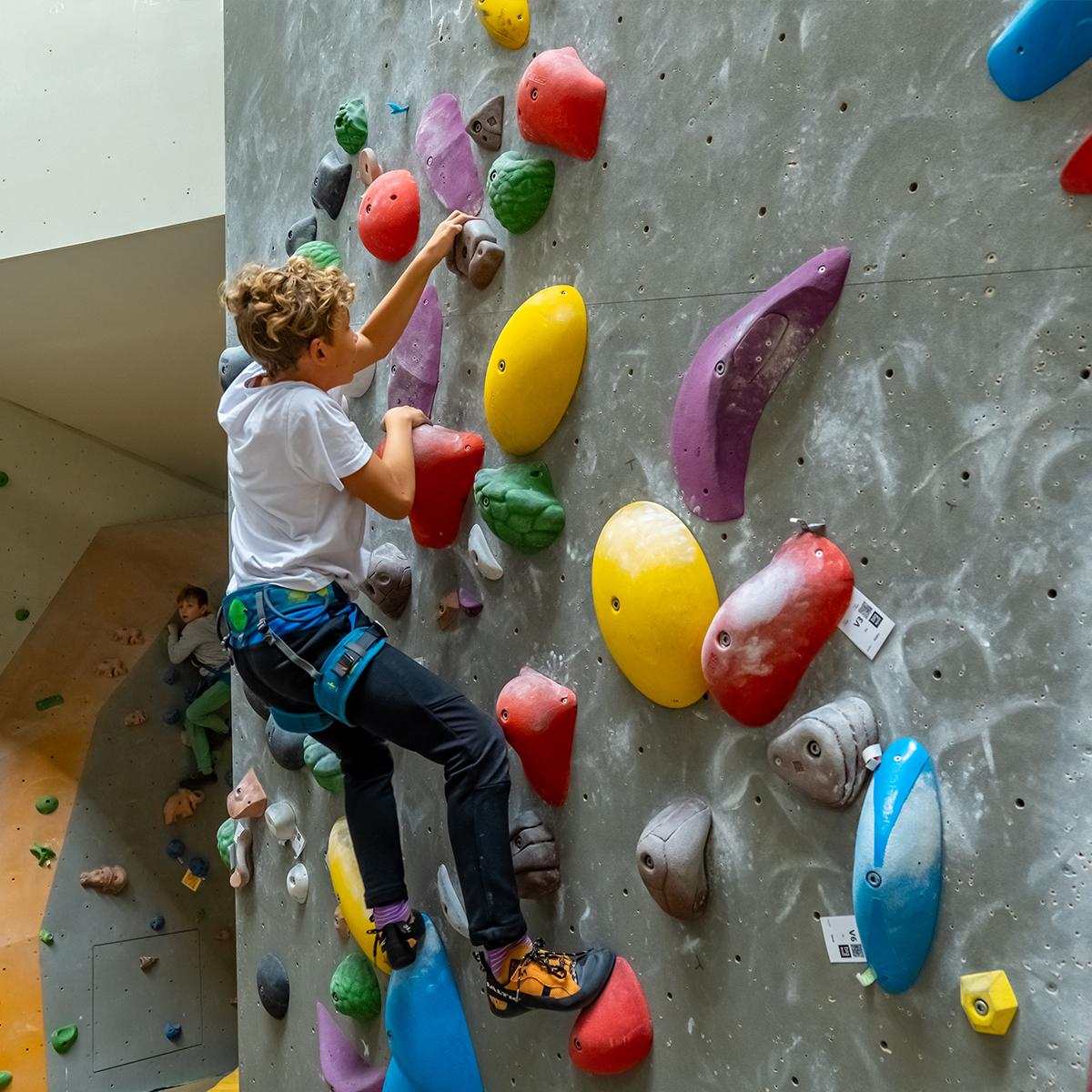 kluk leze na umělé stěně v Praze